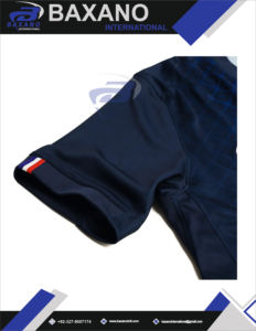 Maillot de football bleu et rouge à motif géométrique, respirant, 100 % polyester, col en V, personnalisable avec le nom de l'équipe - Product Image 5