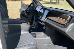 LISTO PARA CONDUCIR - USADO, VOLANTE A LA IZQUIERDA |   2025 RIVIAANNSS R1S ASCENNDD TRI MAXXXSS - Product Image 4