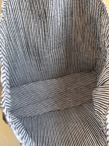 Fourre-tout matelassé gris blanc élégant avec imprimé floral et poignées rayées contrastées spacieux et durable pour un style décontracté de tous les jours - Product Image 3