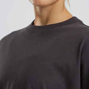 Camiseta de talla grande de grafito cómoda de manga corta de gran tamaño para mujer, transpirable, ligera, 100% algodón, ajuste relajado, camiseta de entrenamiento de gimnasio - Product Image 3