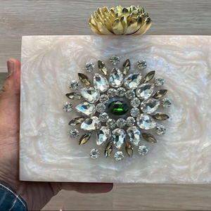 Bolsos de Mano de Resina con Latón y Perlas, Forma Personalizada, Patrón Escultórico, Diseño de Ángel, Bolso de Hombro para Novia, Venta de Artesanía - Product Image 1