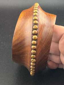 Conjunto de brazalete de moda de madera y latón hecho a mano, joyería para mujer, accesorio de regalo de corte de corazón redondo, INDIA ART PLACE Uttar Prado - Product Image 3