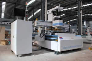 Machine de découpe et de <span class=keywords><strong>gravure</strong></span> CNC 1328 ATC à faible coût avec changeur d'outils en ligne droite - Product Image 4