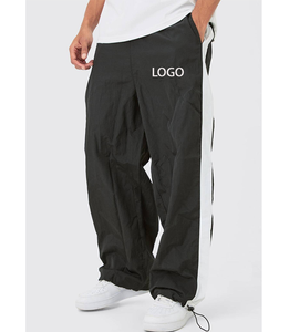 Pantalones Deportivos Holgados de Poliéster Estilo Urbano con Paneles Laterales Estampados, Puños Acanalados Ligeros y Estampado Serigrafiado para Hombre, Precio de Fábrica - Product Image 1