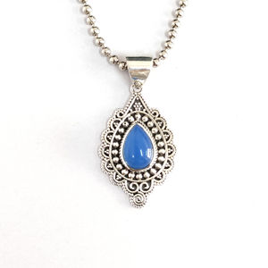 Pendentif en calcédoine bleue sur chaîne classique, 6,8 grammes, serti clos, forme goutte d'eau, pour cadeau de mariage ou de fête - Product Image 1