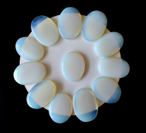 Pierre de méditation en opale synthétique de qualité supérieure, faite à la main, pour le pouce, éco-responsable, Feng Shui, inspirante - Product Image 1