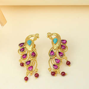 ต่างหูแชนเดอเลียร์โทนสีทองอโนกี มอร์นี กูลาบีพร้อมลวดลายรูปขนนกสีเทอร์ควอยซ์ - Product Image 5