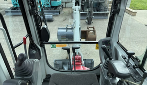 Mini-excavatrice Takeuchi TB235-2 d'occasion de qualité supérieure, avec godet de 0,12 m, cabine PLC, chenilles en caoutchouc, lame angulaire et boîte de vitesses haute performance - Product Image 4