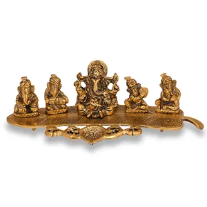 פסל Ganesha בעבודת יד מתכת על עלה בננה סט של 5 Ganesha מנגן מוזיקה אלוהית פמוט הודי לקישוט הבית
