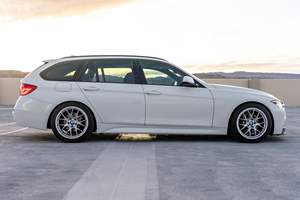 BMW 330i xDrive Sports Wagon AWD 2018 Usado, con Paquetes M Sport y Premium, Mayormente Usado en Clima Cálido - Product Image 2