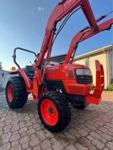 ใหม่สำหรับ L3400 สีแดง รถแทรกเตอร์สวน 4WD เครื่องยนต์ 34 แรงม้า ระบบเกียร์ขับเคลื่อน ระดับความปลอดภัยสูง พร้อมอุปกรณ์เสริม เช่น บ็อกซ์เบลด ฟอร์คลิฟท์พาเลท - Product Image 1