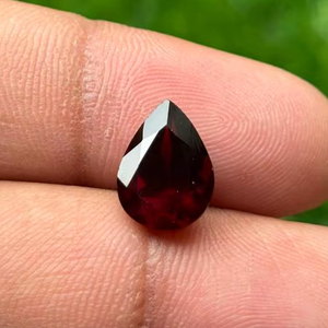 Piedra cortada de pera facetada granate rojo Natural de alta calidad para la fabricación de joyas gema suelta calibrada directa de la India - Product Image 1