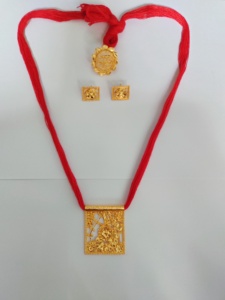 Acheter collier boucles d'oreilles bague sertie de 22K plaqué or ensemble de bijoux de style de luxe à vendre par les exportateurs indiens - Product Image 3