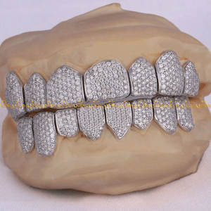 Exclusivos Grillz de Diseñador en Plata de Ley 925 Chapada en Oro con Diamantes Moissanite de 6tcw - Regalo de Boda para un Estilo Único - Product Image 1