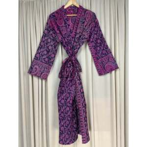 Cardigan pour femme en mélange de laine de yak, doux et chaud, motif Paisley violet, style loungewear, avec poches originales pour le spa - Product Image 4