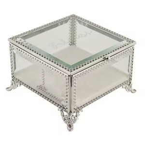 Boîte de rangement et d'organisation de bijoux en verre moderne et luxueuse avec du laiton pour la décoration de la maison - Product Image 4