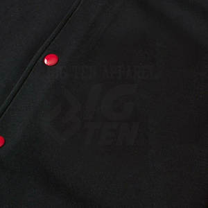 แจ็คเก็ตวาร์ซิตี้สไตล์คลาสสิกสำหรับผู้ชาย เหมาะสำหรับลุคสบายๆ ที่มีสไตล์ ทนทาน สวมใส่สบาย และทันสมัย เหมาะสำหรับใส่ในชีวิตประจำวัน - Product Image 3