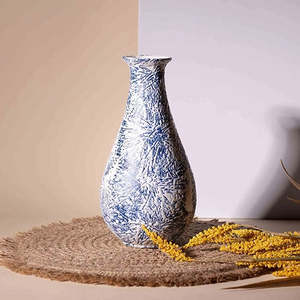 Vase en céramique bleu nuit contemporain avec design texturé, fait main, 10x19,5 cm, pour la maison ou le bureau - Product Image 3