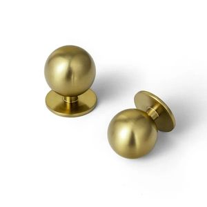 Perillas de latón ideales para cajones y unidades de almacenamiento, que añaden un toque elegante a los diseños tradicionales de muebles para el hogar. - Product Image 1