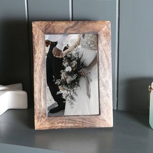 Cadre photo rustique en bois charmant, idéal pour rehausser les espaces intérieurs chaleureux et confortables avec de belles photos présentées. - Product Image 3