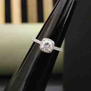 Anillo de Compromiso de Lujo con Moissanita Corte Cojín, Certificado IGI, Engaste Pavé Moderno, Plata de Ley 925, Joyería Exclusiva - Product Image 1