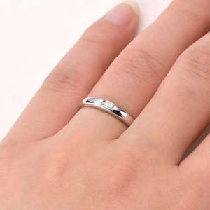 แหวนแต่งงาน/หมั้น วงกว้าง ดีไซน์หรูหรา ประดับมอยส์ซาไนต์ทรงเหลี่ยมเจียระไนแบบมรกต ตัวเรือนเงินแท้ 925 แบรนด์ Black Pearl Jewels ของขวัญสำหรับผู้หญิง - Product Image 5