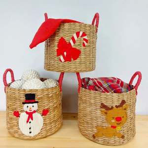 Cesta de Navidad de jacinto de agua artesanal, decoración rústica sostenible para el hogar, solución de almacenamiento festiva - Product Image 1