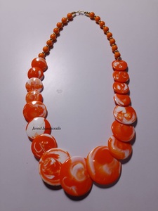 Glamour en resina: Collar elegante hecho a mano Sueños bohemios: Diseño de cuentas de resina artesanal - Product Image 5