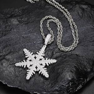 Pendentif de Noël en diamant Moissanite avec micro pavé de flocon de neige entièrement glacé Pendentif à breloque de Noël Bijoux personnalisés Meilleur cadeau de Noël - Product Image 4