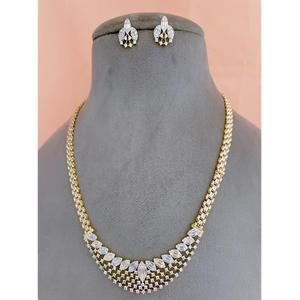 Conjunto de colgantes de tono dorado con aspecto de piedras AD de diseñador elegante con pendientes para mujeres y niñas, colecciones de ropa de boda para fiestas - Product Image 1