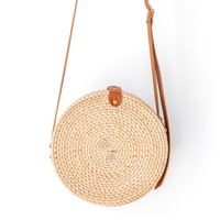 Tas Bahu Bulat Rotan Anyaman Tangan dengan Tali Kulit yang Dapat Disesuaikan dan Penutup Kancing untuk Gaya Pantai Musim Panas & Vintage