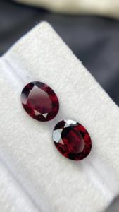 พลอยโรโดไลต์การ์เนตธรรมชาติทรงรีขนาด 10x8 มม. คุณภาพสีเยี่ยม น้ำหนัก 6.15 กะรัต คู่ที่ได้รับการรับรอง - Product Image 5