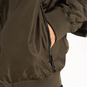 Chaqueta Bomber para Hombre con Logotipo Estampado del Minorista, Cierre Completo, Precio Bajo, Color Sólido, Estilo Urbano, Secado Rápido y Transpirable - Product Image 4