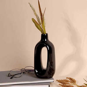 Vase en grès noir contemporain fait main motif floral, design minimaliste pour table ou sol, idéal pour la décoration de mariage - Product Image 6