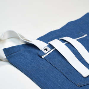 Delantal de mezclilla azul con efecto lavado, corto, para trabajo, con un toque elegante - Product Image 4