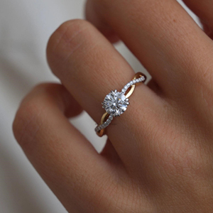 Bague solitaire élégante Moissanite à coupe ronde en or avec double griffe à quatre griffes et bande d'éternité croisée à trois quarts - Product Image 6