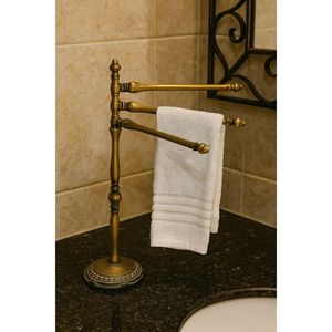 Toallero de latón para decoración de baño vintage con acabado clásico, perfecto para casas de época de uso actual. - Product Image 3