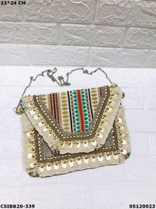 Bolso de mano de diseñador artesanal con bordado de piedras y cuentas bohemias Banjara para damas que mezclan la tradición con el estilo - Product Image 5