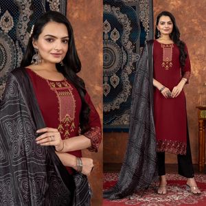 ชุดเสื้อผ้าเรยอนเคอร์ติดีไซน์เนอร์เอเวอร์กรีนใหม่สำหรับงานเย็บปักถักร้อยอย่างหนักพร้อมพิมพ์ลายแบนดานิดาช้อปปิ้งออนไลน์อินเดีย - Product Image 4