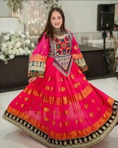 Robe élégante en mousseline de soie noire afghane kuchi, vintage, ethnique, tribale, modeste, avec manches longues et broderie artisanale - Product Image 2