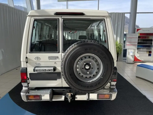 2023 Toy ota La Cru iser GRJ76 SUV Boîte de vitesses manuelle AWD Sièges en cuir Intérieur foncé - Product Image 6