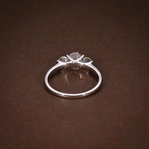 Anillo de Compromiso de Tres Piedras con Diamante Cultivado en Laboratorio de Corte Redondo de 0.94 CTW, F VVS1 VVS2, Anillo Trilogía Certificado, Anillo de Promesa, en Caja de Regalo - Product Image 4