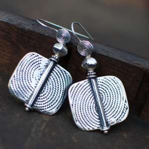 Pendientes Clásicos con Forma Geométrica y Detalles en Espiral, Par de Pendientes Hechos a Mano con Alambre de Plata de Ley 925 - Product Image 1