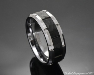 Anillo DE BODA OEM personalizable de carburo de tungsteno negro para hombre, anillo de compromiso de acero inoxidable martillado, grado de fuente de alimentación Manual - Product Image 4