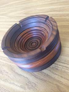 Cenicero de madera moderno diseñado para hogares contemporáneos, bares, cafeterías y restaurantes con estética minimalista - Product Image 2