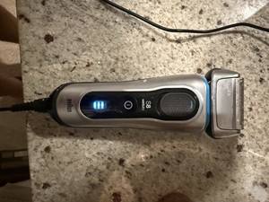 Maquinilla de afeitar eléctrica Braun Series 8 8567cc para hombre, 4 + 1 Elementos de afeitado y recortadora de pelo largo de precisión cerrada y suave, húmedo y seco - Product Image 2