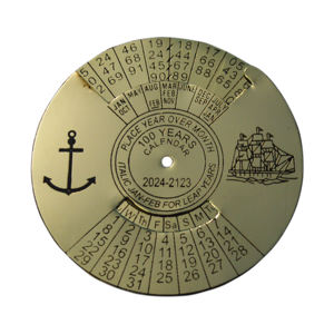 Calendario combinado de latón y madera 100 años Calendario Náutico artículo de viaje marino peso de papel regalo calendario perpetuo antiguo - Product Image 4