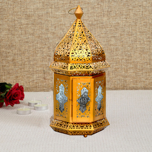 Linterna de Metal marroquí de calidad superior chapada en oro, diseño elegante hecho a mano para interiores y exteriores, decoración navideña para el hogar - Product Image 1
