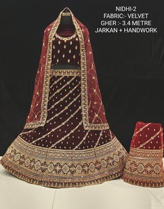 Elegante Lehenga Choli de terciopelo con intrincado bordado y blusa de diseñador para ceremonias de boda de la India - Product Image 6