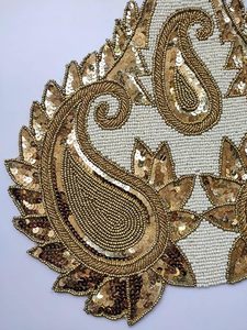 Beaux napperons perlés fabriqués à la main pour centre de table et cuisine avec des feuilles d'or supplémentaires en cuivre doré et blanc - Product Image 5